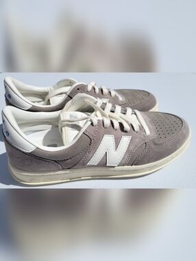 Mens Size 9 New Balance T500 sneakers in brown and white, brand new in box